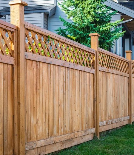 Wood privacy fence with decorative lattice top