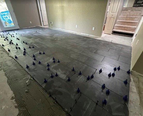 Large-format tile installation with leveling clips